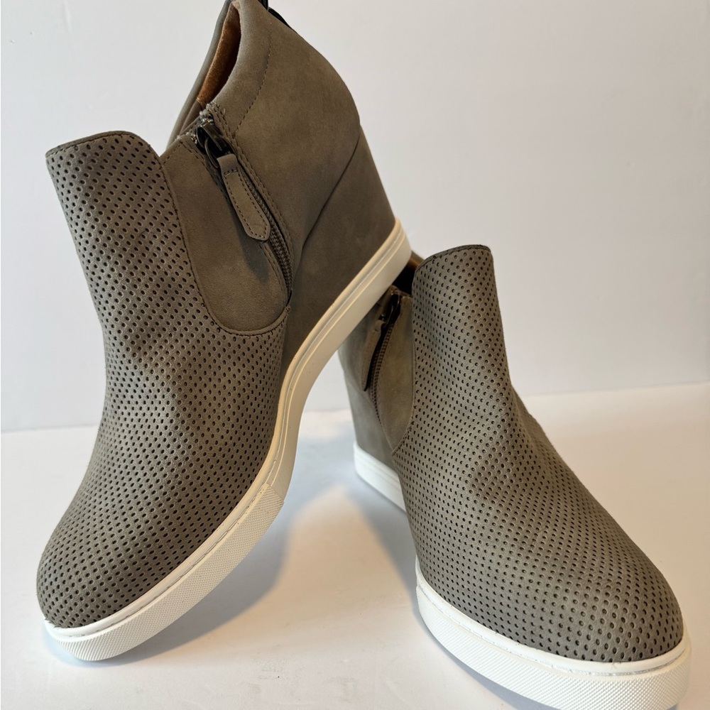 Susina Women’s 10M Suede Ankle Booties Shoes Sneakers Wedge Heel Beige EUC